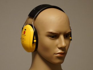 Gehörschutz Test - Gelbe Schützer aufgesetzt.